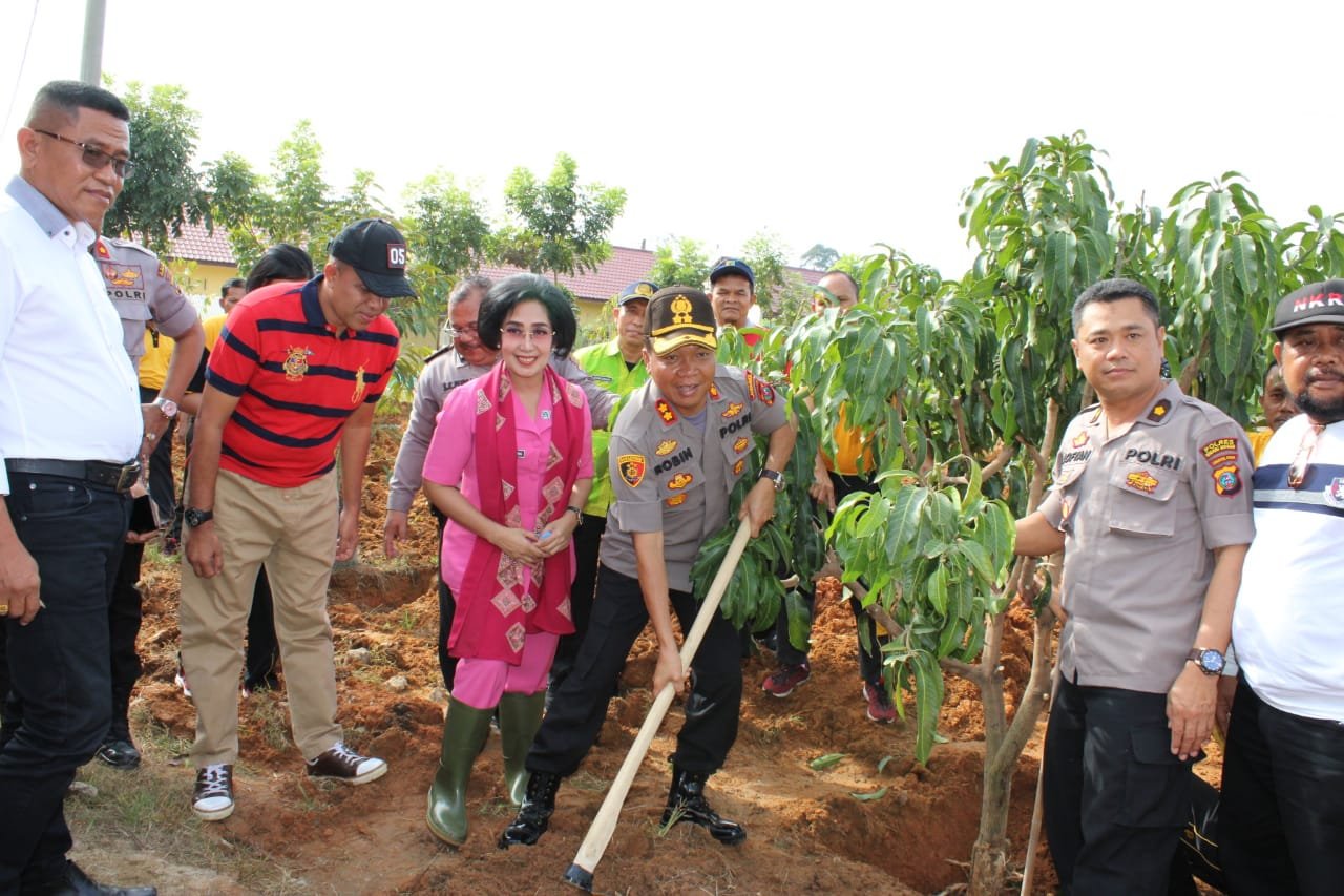 Peduli Lingkungan, AKBP Robinson Simatupang Pimpin Aksi Penanaman 800 Bibit Pohon Disekitar Mapolres Sergai