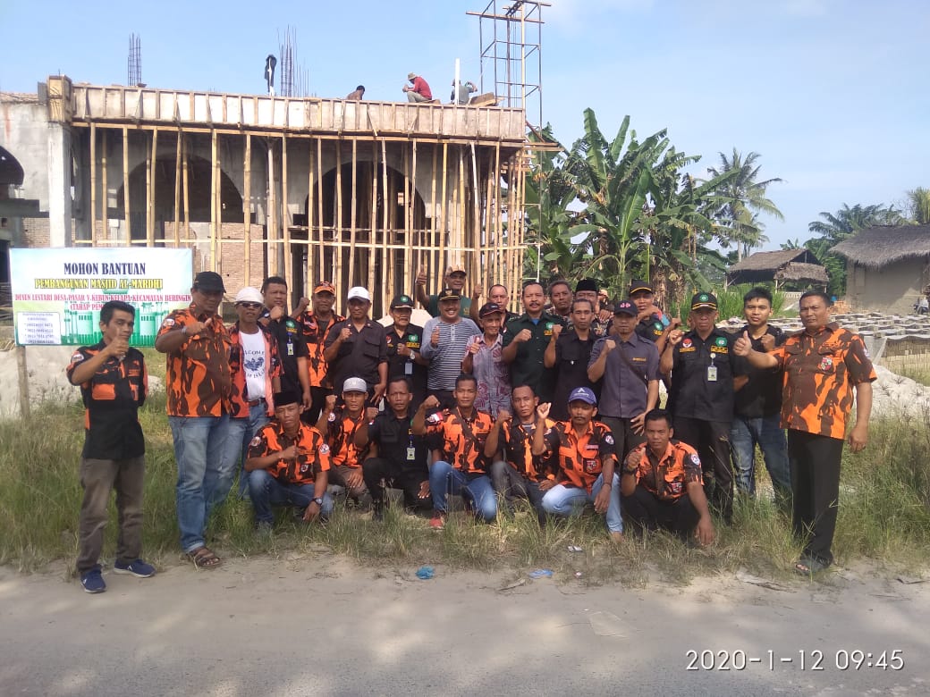 PP Beringin dan LSM Lamba-RI Gotong royong di Masjid Al Mardhi