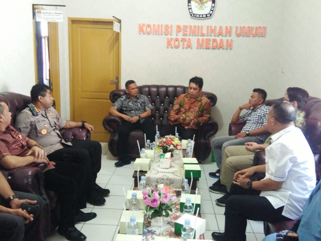 Kombes Pol Johnny Eddison Isir Silaturahmi Sambangi KPU Medan
