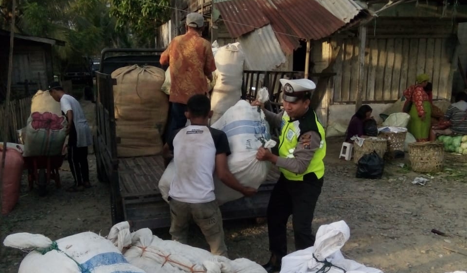 Wujudkan Sinergitas Polri dan Masyarakat, Personil Satlantas Madina Bernaur dengan Pedagang di Pasar Mompang Jae