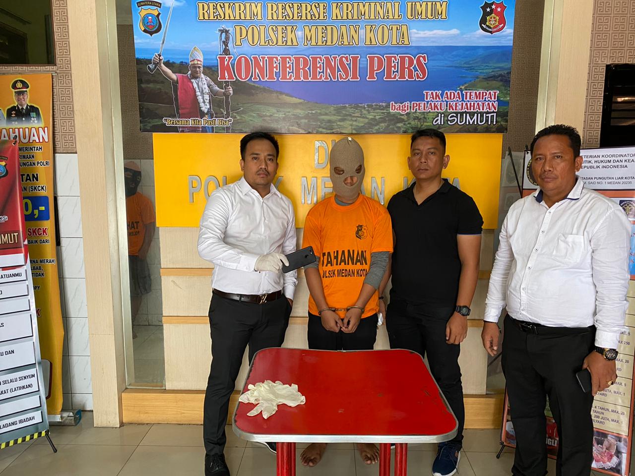 Terekam CCTV Pekerja di Rumah Makan Joko Solo Ditangkap Polsek Medan Kota Curi HP