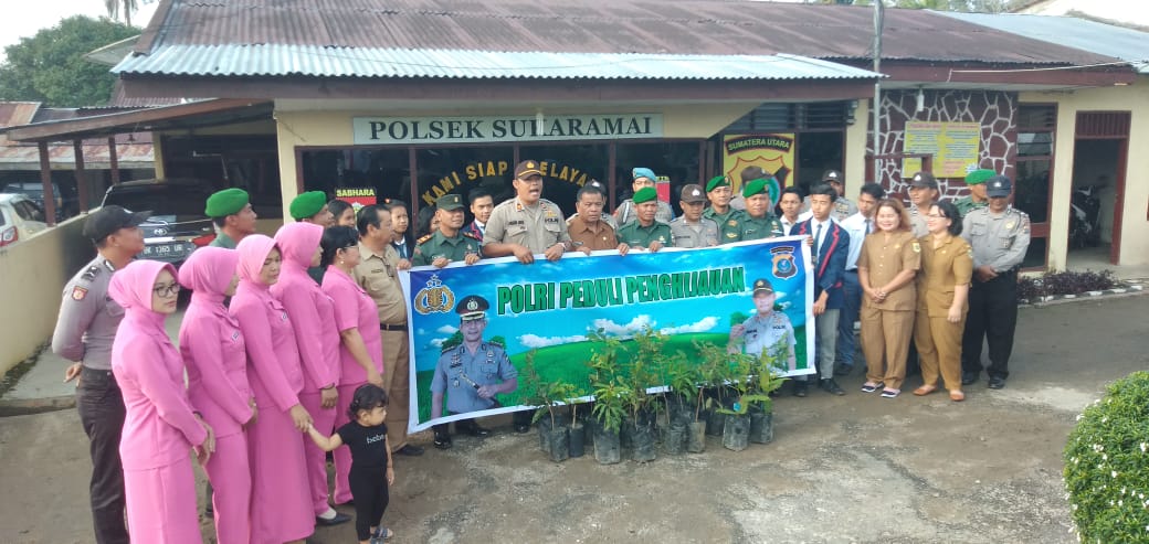 Bhabinkamtibmas Mengajak Perangkat Desa Peduli Penghijauan