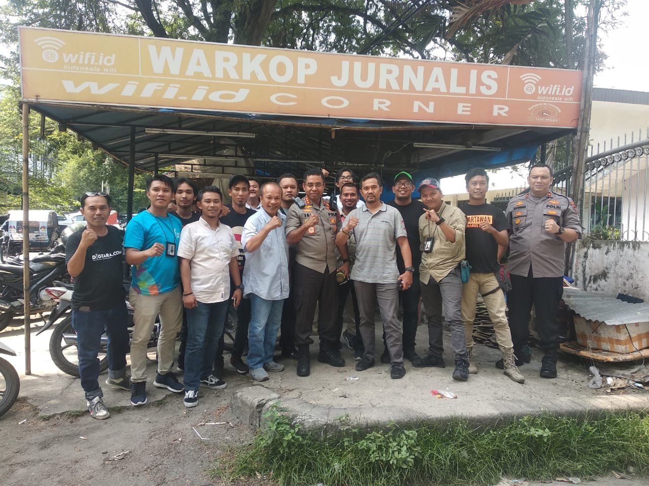 Kapolrestabes Medan Didampingi Kapolsek Medan Baru Bincang bincang Persiapan Pilkada Kota Medan dengan Wartawan