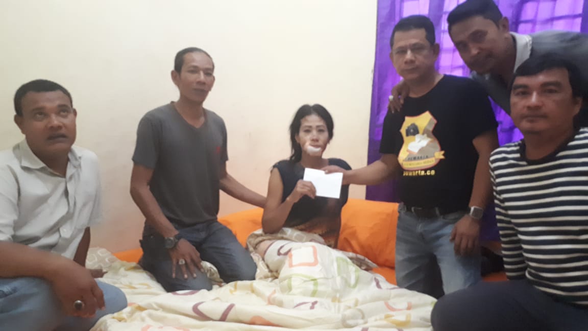 Ketua Pewarta Polrestabes Medan Berikan Santunan Kepada Istri Wartawan Korban Lakalantas