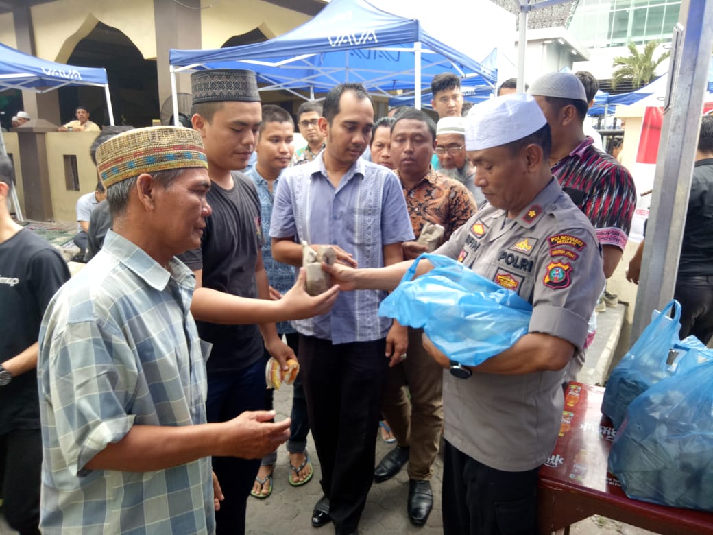 Polsek Medan Timur Berbagi Nasi Bungkus Kepada Masyarakat