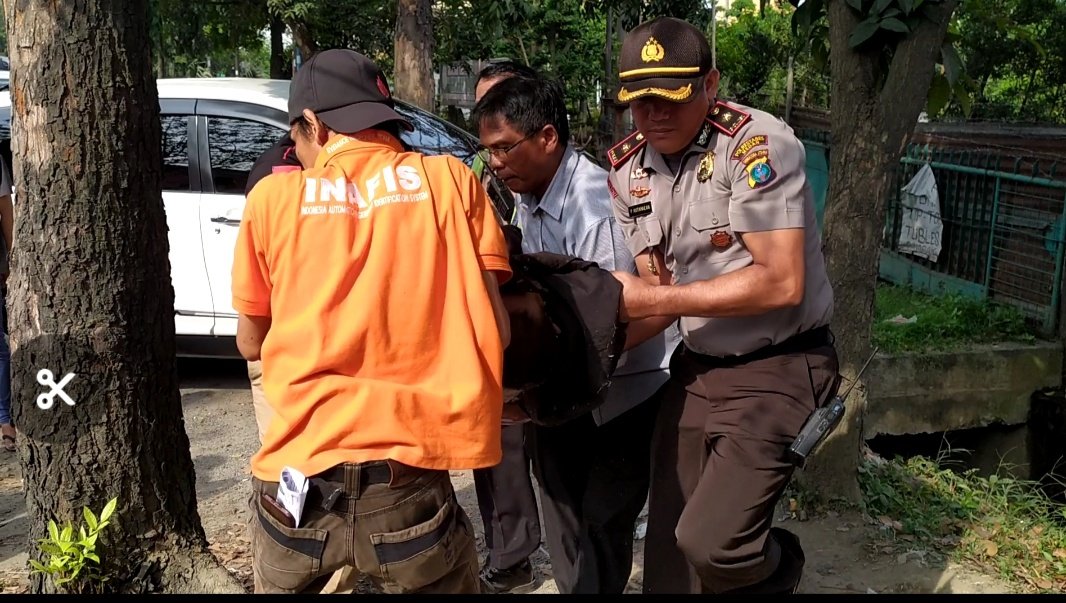 Kapolsek Medan Helvetia Bersama Inafis Polrestabes Medan Evakuasi Mayat Pria di Pool Bus Loket Simpati Star