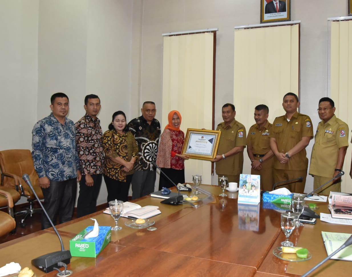 KPUÂ  Deli SerdangÂ Â  Serahkan Penghargaan Kepada Bupati DS