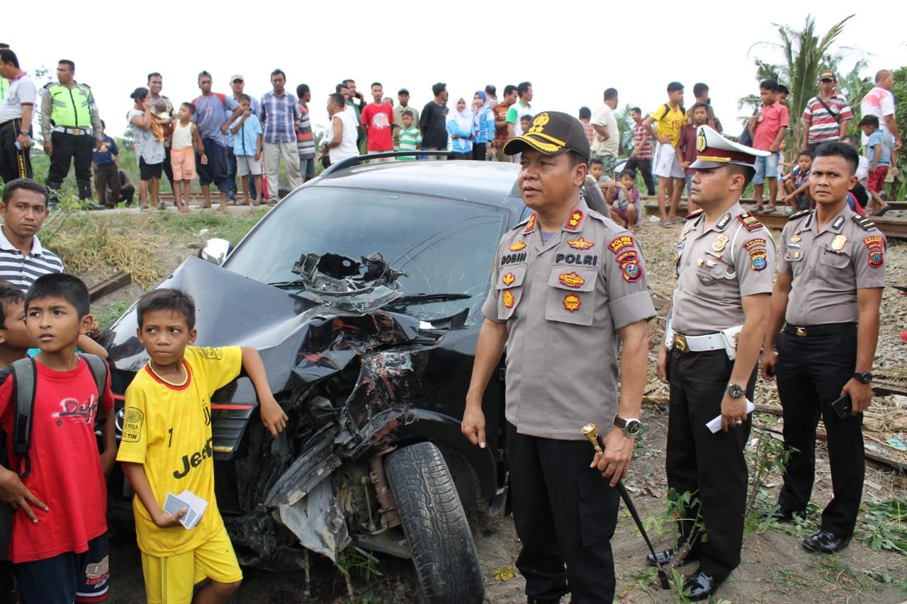 Dihantam KA, Mobil Toyota Rush Terpental Hingga 5 Meter, 1 Penumpang Luka Serius