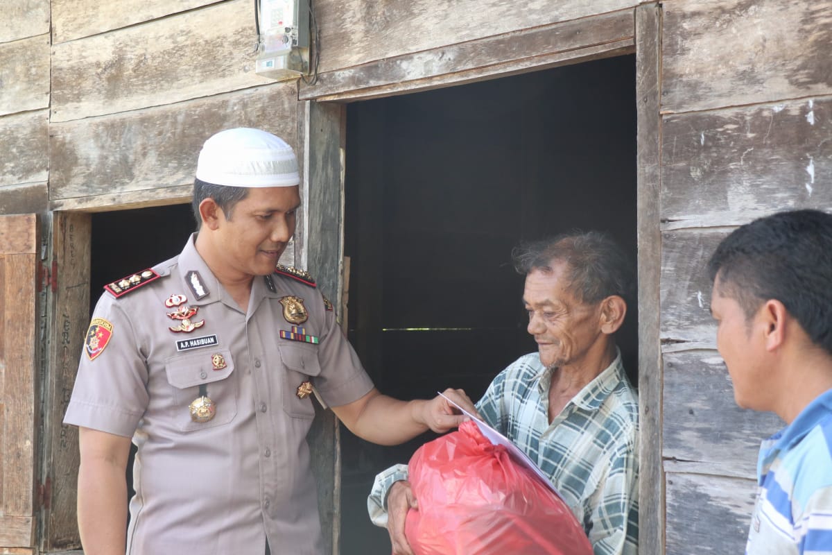 Kapolres Pakpak Bharat Beserta Jajarannya Berbagi Tali Asih Pada Jumat Barokah