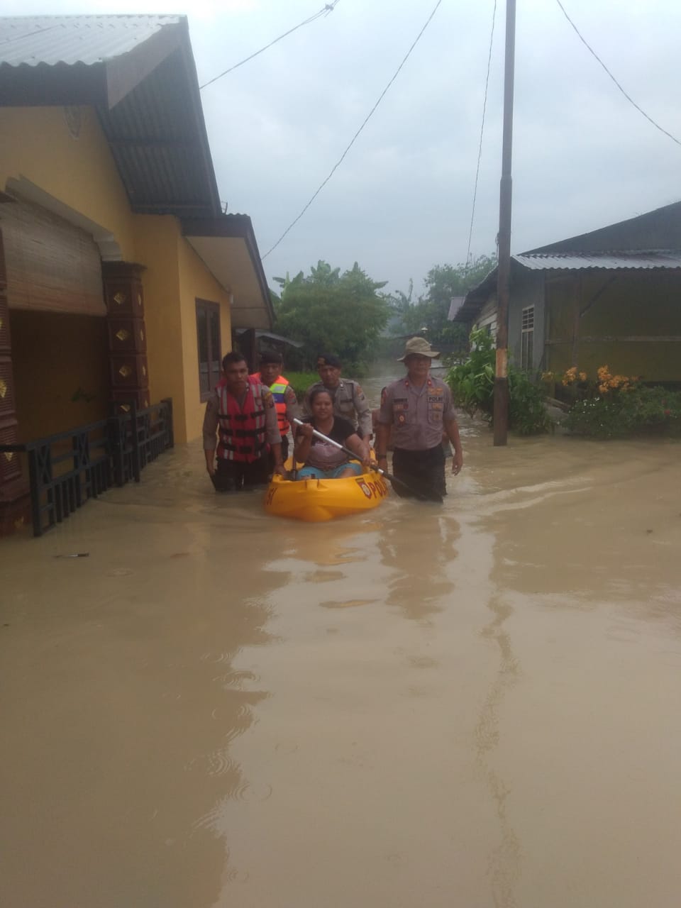 Tanggap Bencana, Sabhara Polresta Deli Serdang Bantu Warga Evakuasi Korban Banjir