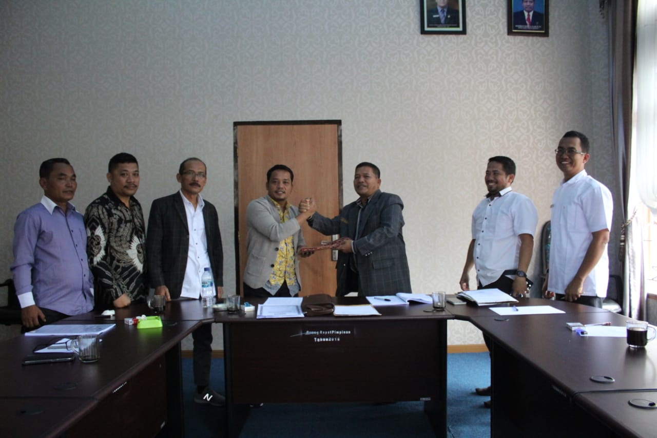 Komisi II DPRD Serahkan Laporan Proyek Yang Diduga Bermasalah Ke Pimpinan DPRD Kab.Pakpak Bharat
