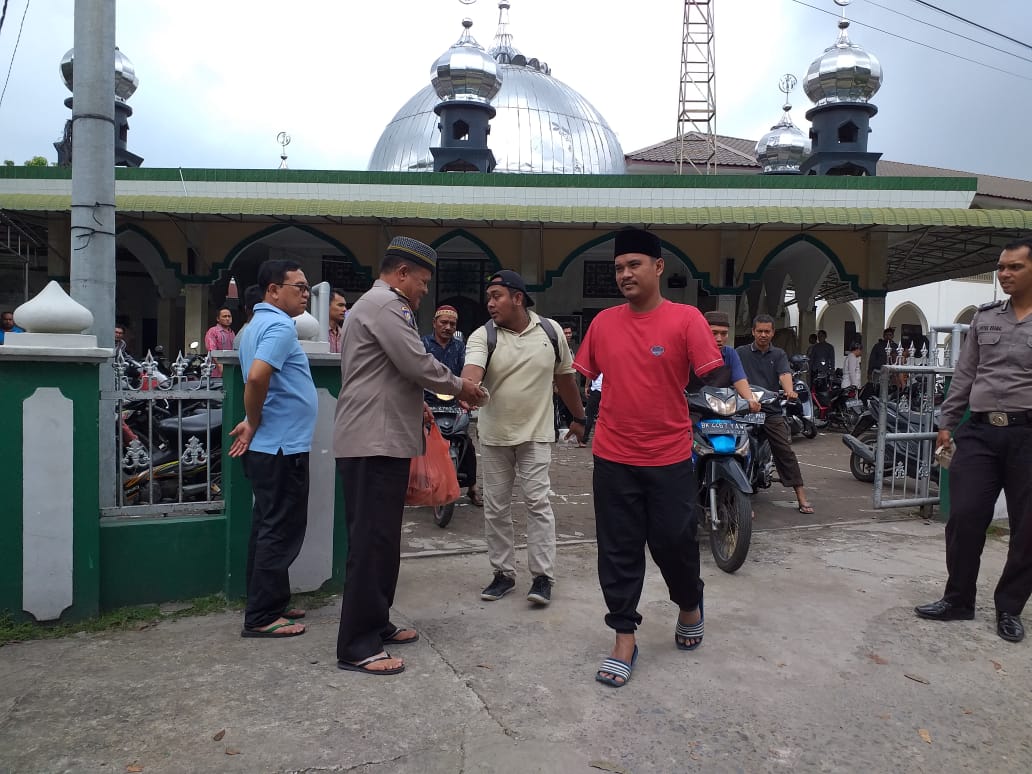 Kapolsek Medan Baru Berbagi Tali Asih Berupa 100 Bungkus Nasi