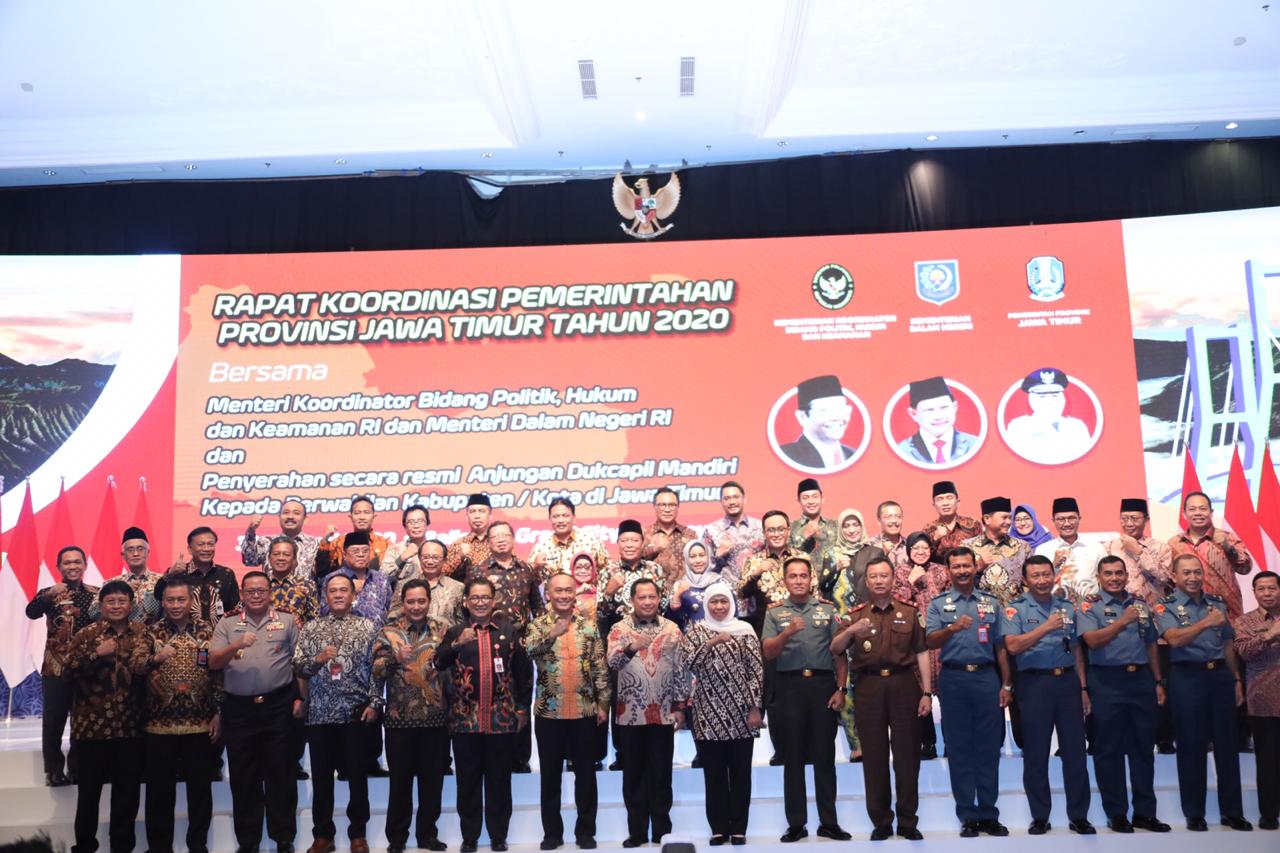 MendagriÂ  Tito Apresiasi Pemprov Jatim atas Inisiatif Penggunaan Anjungan Dukcapil Mandiri