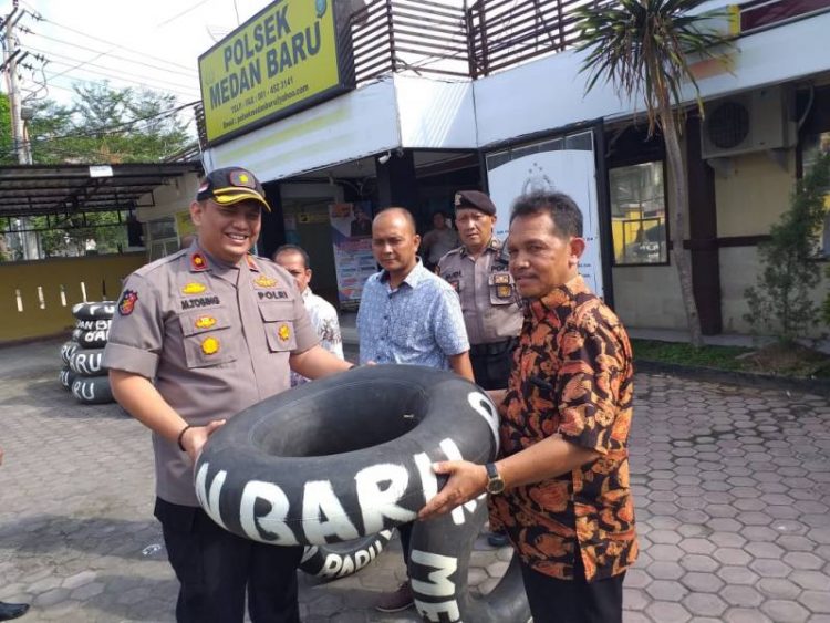 Kapolsek Medan Baru Serahkan Bantuan Pertolongan Banjir