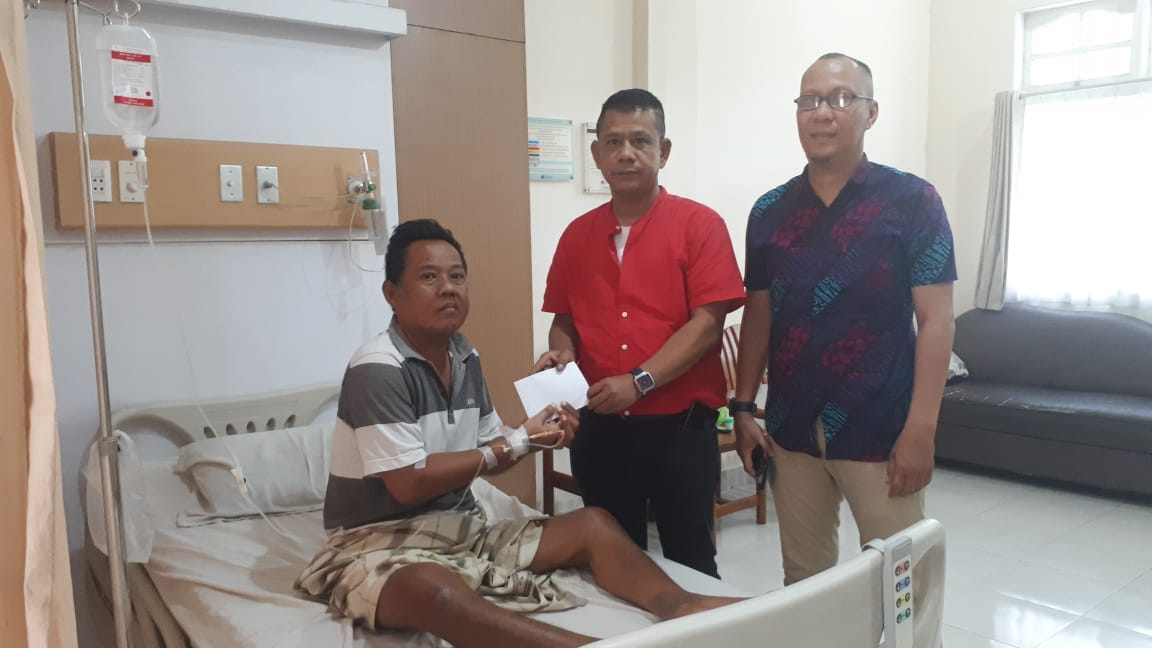 Ketua Pewarta Jenguk Rekan Wartawan yang Dirawat di RS