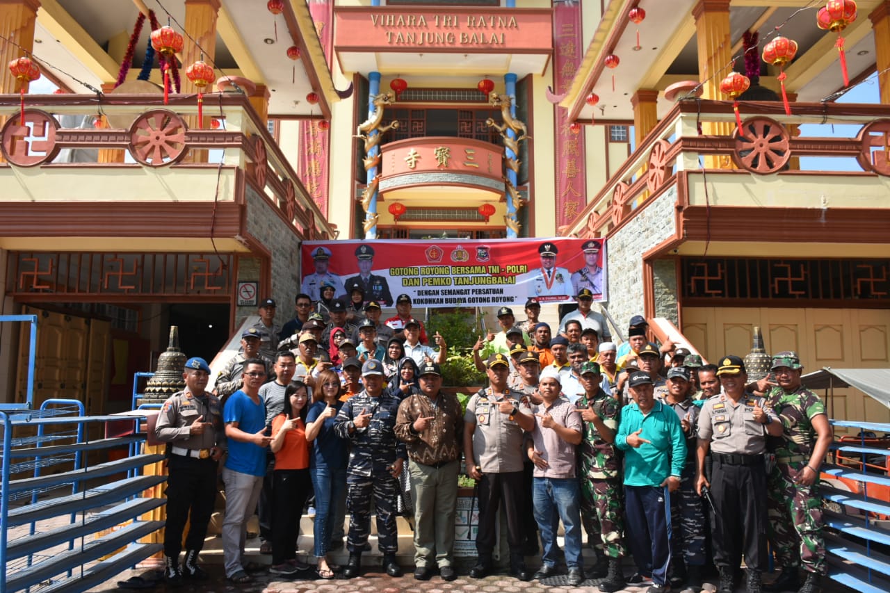 Polres Tanjungbalai Bersama Forkopimda Tanjungbalai Gotong-royong di 5 Vihara