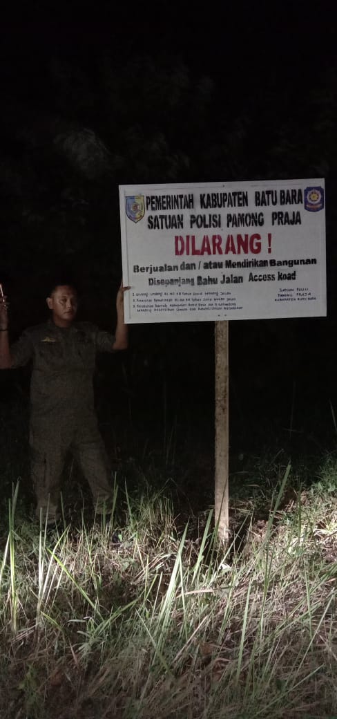 Atas Perintah Bupati, Sat Pol PP Pasang Papan Larangan Berjualan