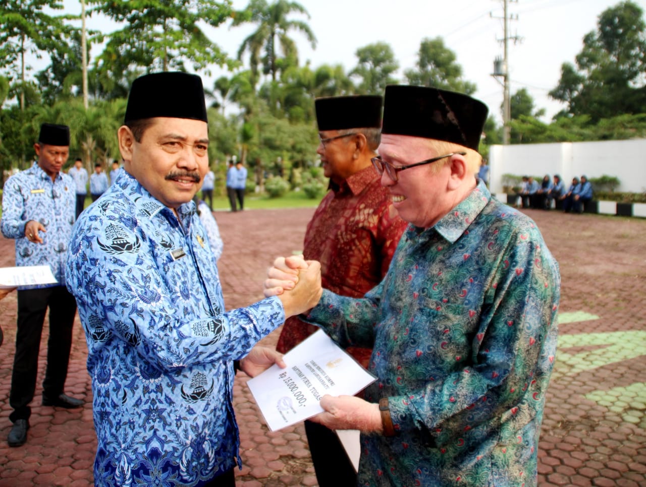 Sekdakab Labuhanbatu Serahkan Santunan Purna Tugas dan Kemalangan