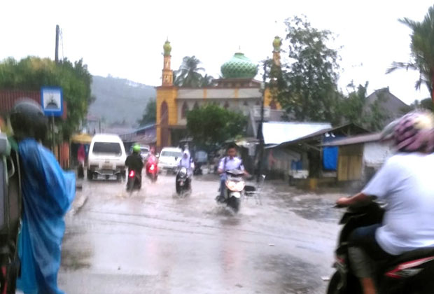 Hujan Sebentar, Jalan Kota Sidimpuan Tergenang Banjir