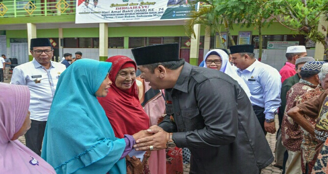 Peringati HAB Ke-74 Walikota Irsan Efendi Berikan Tali Asih Kepada Keluarga Kurang Mampu