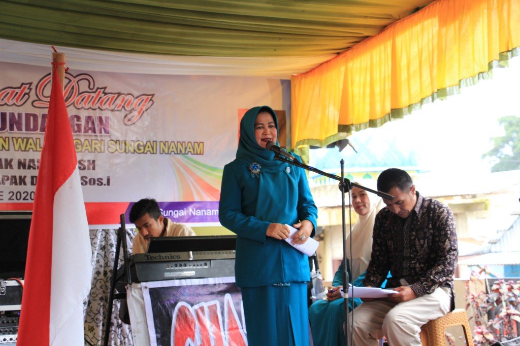 Walinagari dan Ketua TP-PKK Nagari Sungai Nanam Kabupaten Solok Diserahterimakan