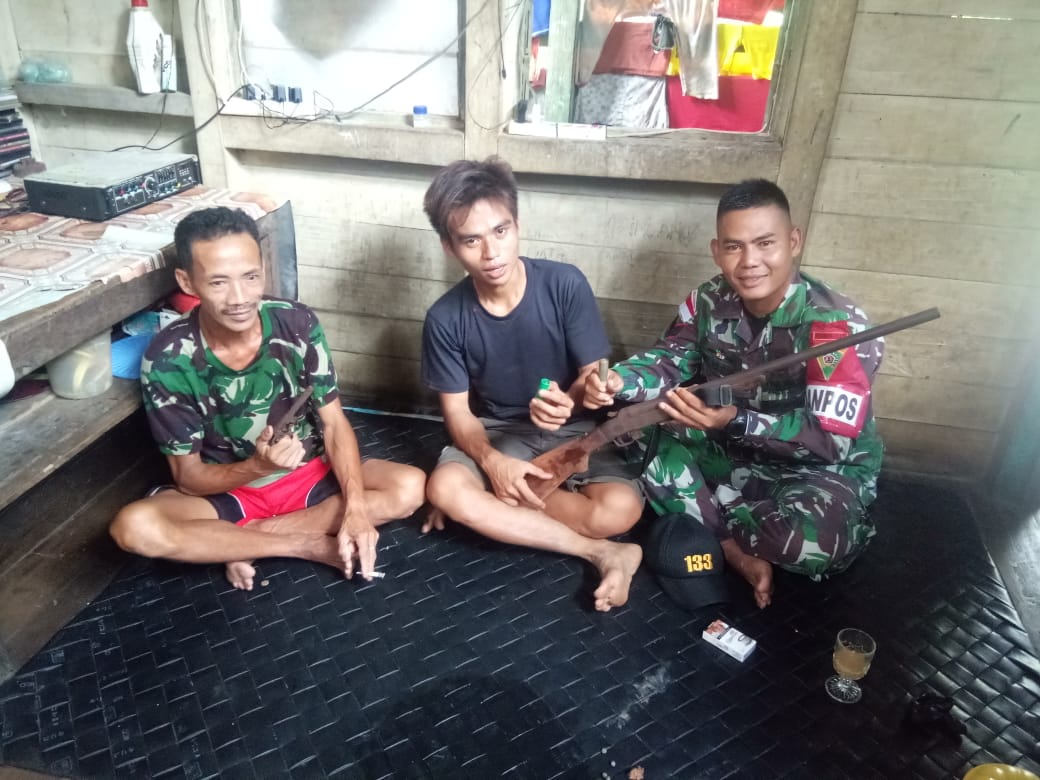 Ikhlas Bantu masyarakat, satgas Pamtas Yonif 133/YS dapatkan senjata sukarela.