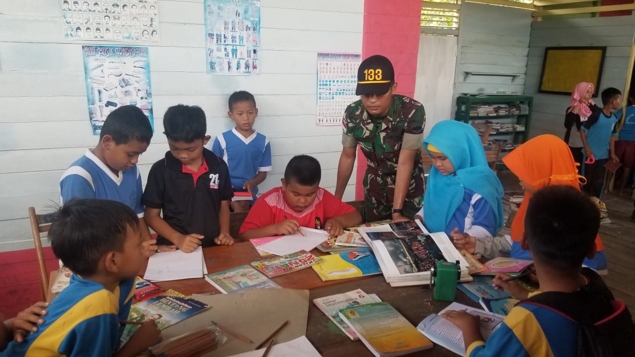 Satgas pamtas RI Malaysia Yonif 133 Yudha Sakti tumbuhkan minat membaca anak-anakÂ 