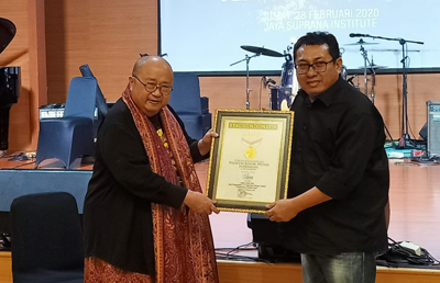 Jaya Suprana Serahkan Rekor Muri SMSI