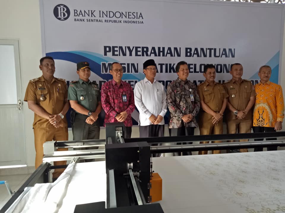 Wiwiek Sisto Widayat Serahkan Bantuan BI Mesin Batik Kelowong ke Kelompok Batik Harmoni