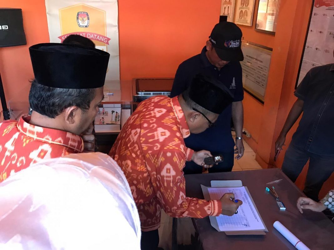 Nurdin-Rizal Datangi KPUD Labusel Daftarkan 26.480 Dukungan