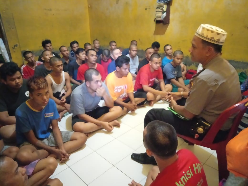 Aiptu. H. Syahrudin Lubis SH Personil Polresta Deli Serdang Berikan bimbingan rohani kepada tahanan Â Muslim