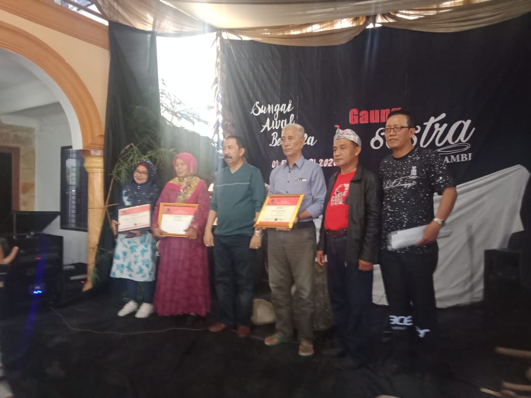 Idris Pasaribu Terima Penghargaan Kosambi