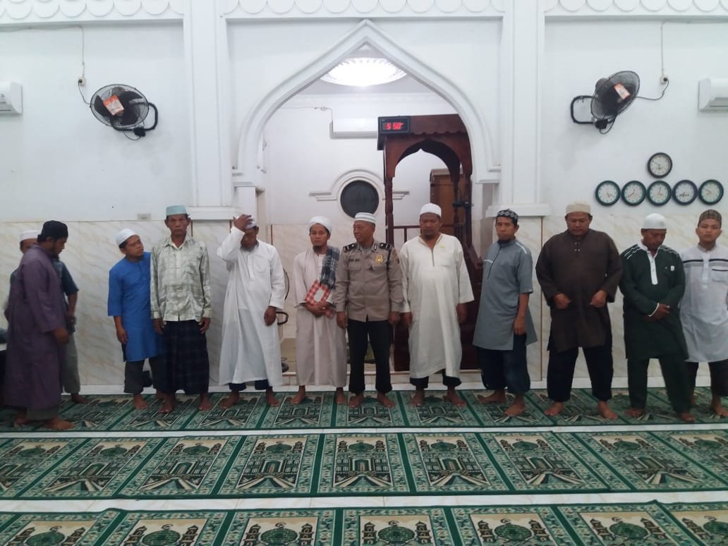 Personil Polsek Batang Kuis Shalat Subuh Berjamaah Dimesjid
