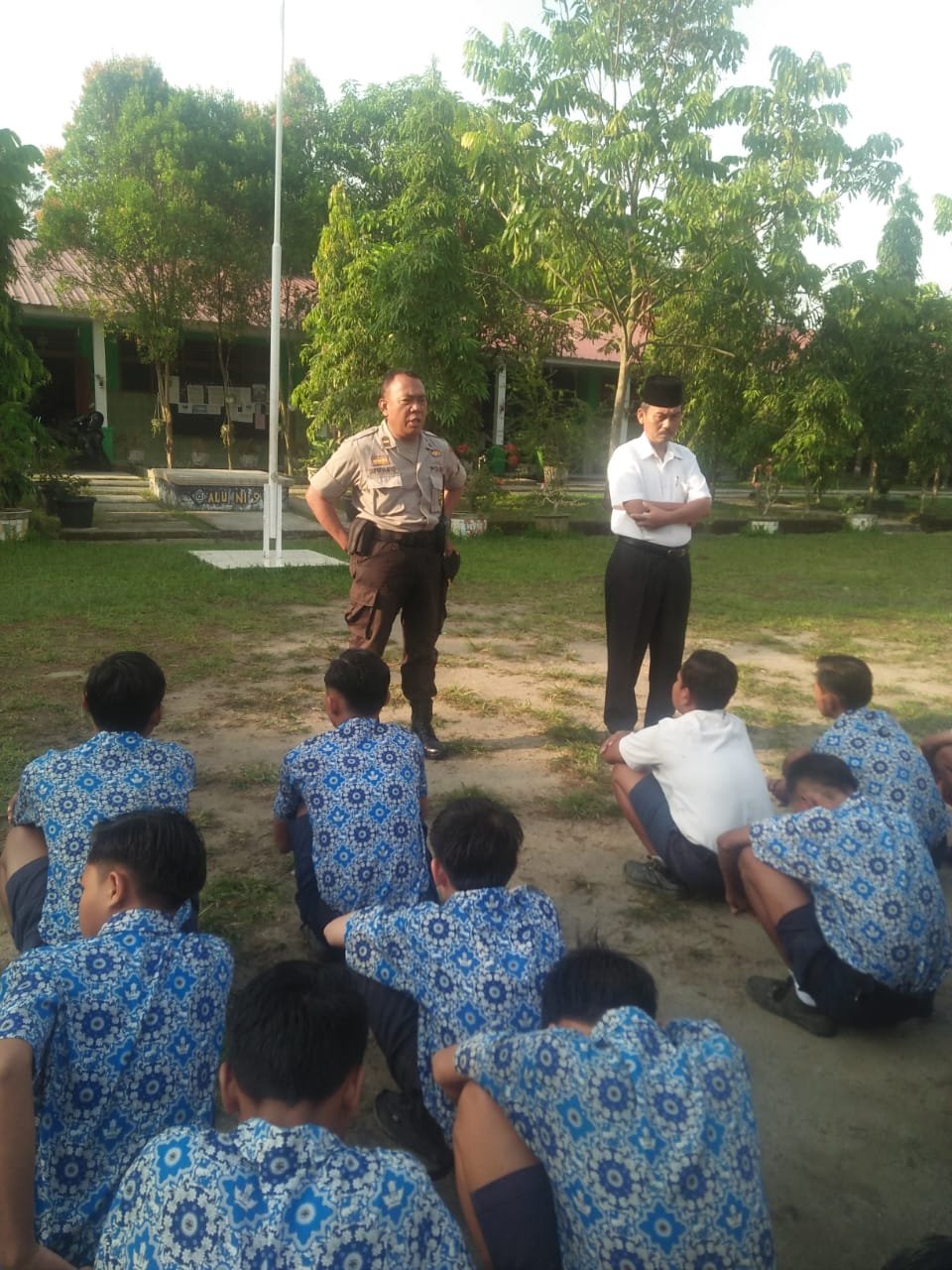 Kanit Binmas Polsek Batang Kuis Berikan Pembinaan di Sekolah