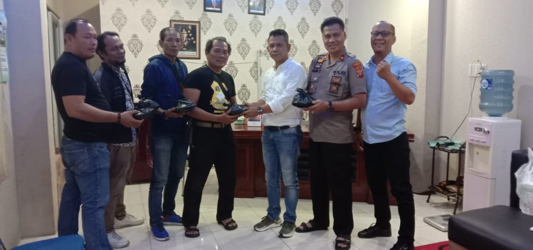 Ketua Pewarta Memberikan Kopi dan Kacang Ciri Khas Samosir Kepada Anggota Buah Tangan dari Kapolres Samosir