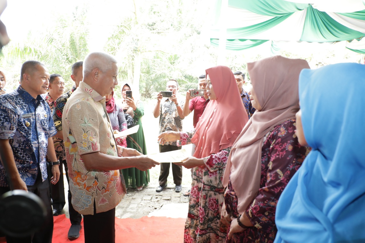 Bupati Bersama Ketua TP PKK Hadiri Pembinaan Kampung KB di Kisaran Barat.