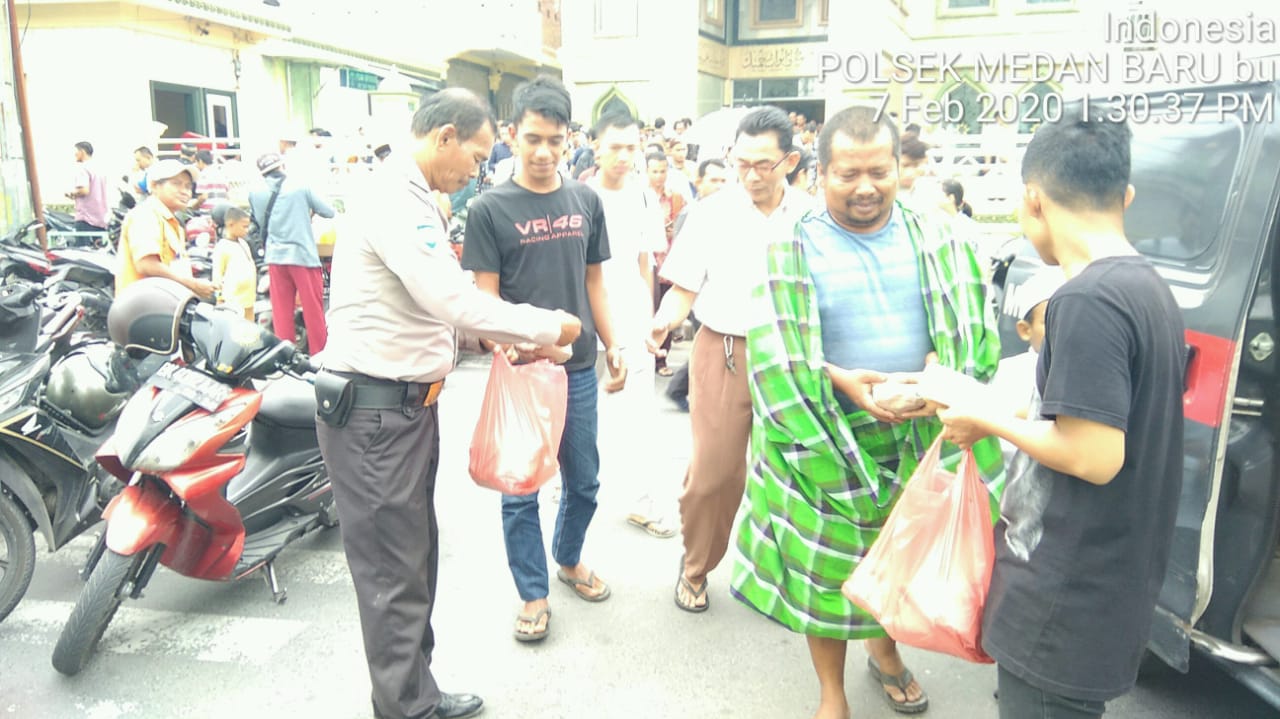 Jumat Barokah di Masjid Al Yasmin, Kapolsek Medan Baru Berbagi Tali Asih