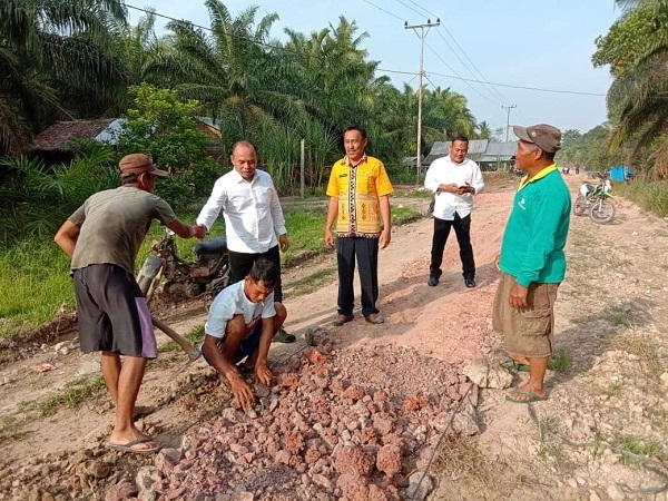 Bupati Labuhanbatu Bantu 5 Dump Truck Tanah Timbun untuk Pengerasan Jalan Lingkungan Tujuh Sei Berombang