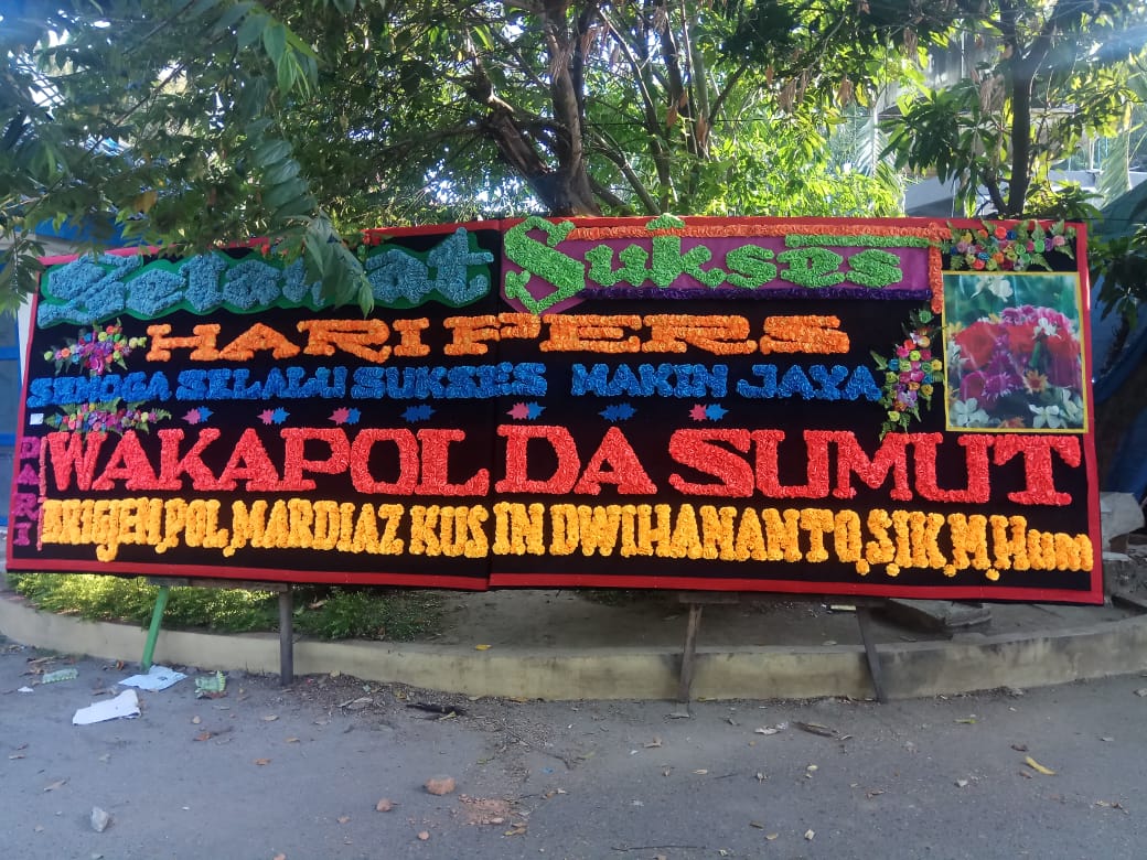 Kapoldasu dan Wakapoldsu Kirim Papan Bungan Ucapan HPN ke Warkop Jurnalis