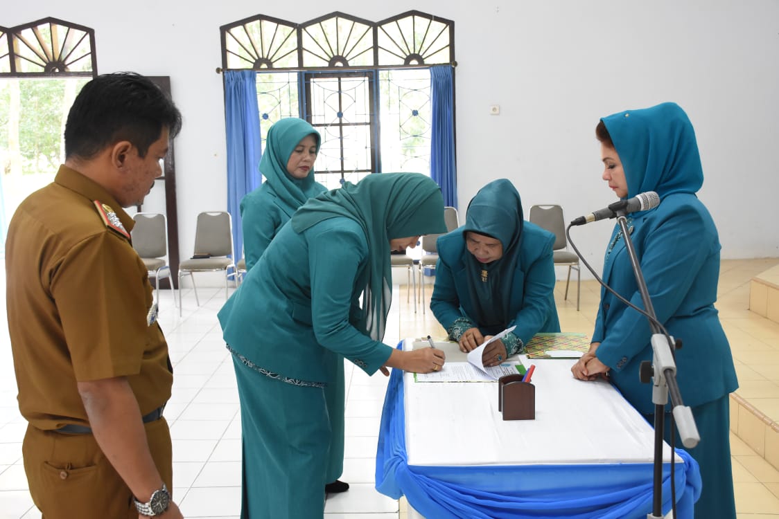 Ketua TP PKK DS Hj Yunita Ashari Tambunan Lantik 4 Ketua PKK Kecamatan
