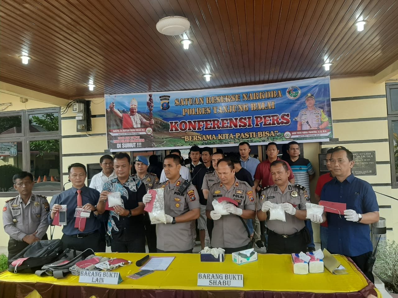 Kapolres Tanjung BalaiÂ Paparkan 2 Kg Shabu, 2 Warga Asal Aceh Terancam 20 Tahun