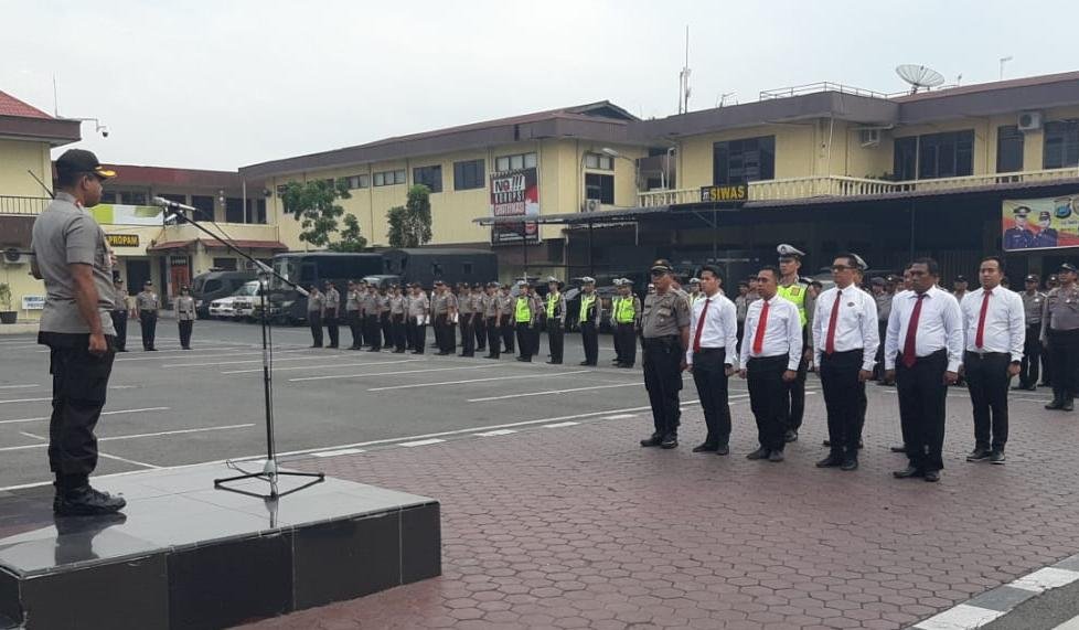 Kapolrestabes Medan Beri Reward Kepada Kapolsek Medan Baru dan Personil Reskrim
