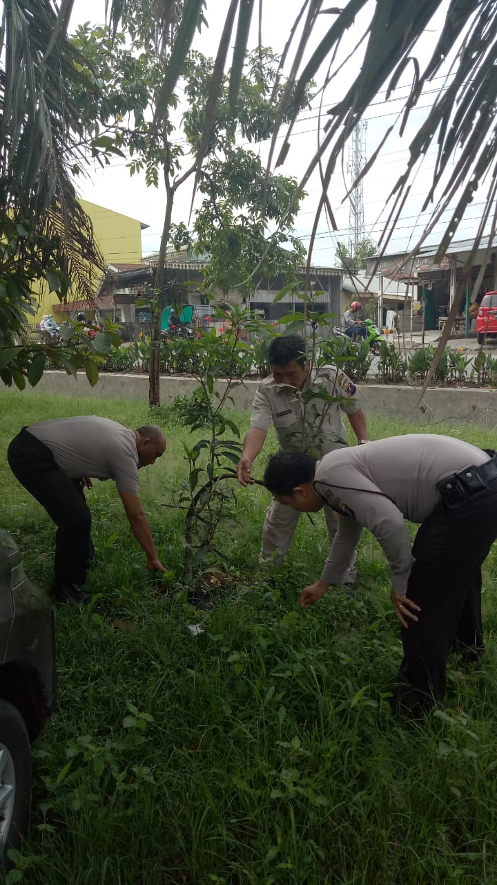 Polsek Pagar Merbau Adakan Penghijauan dan Perawatan Tanaman.