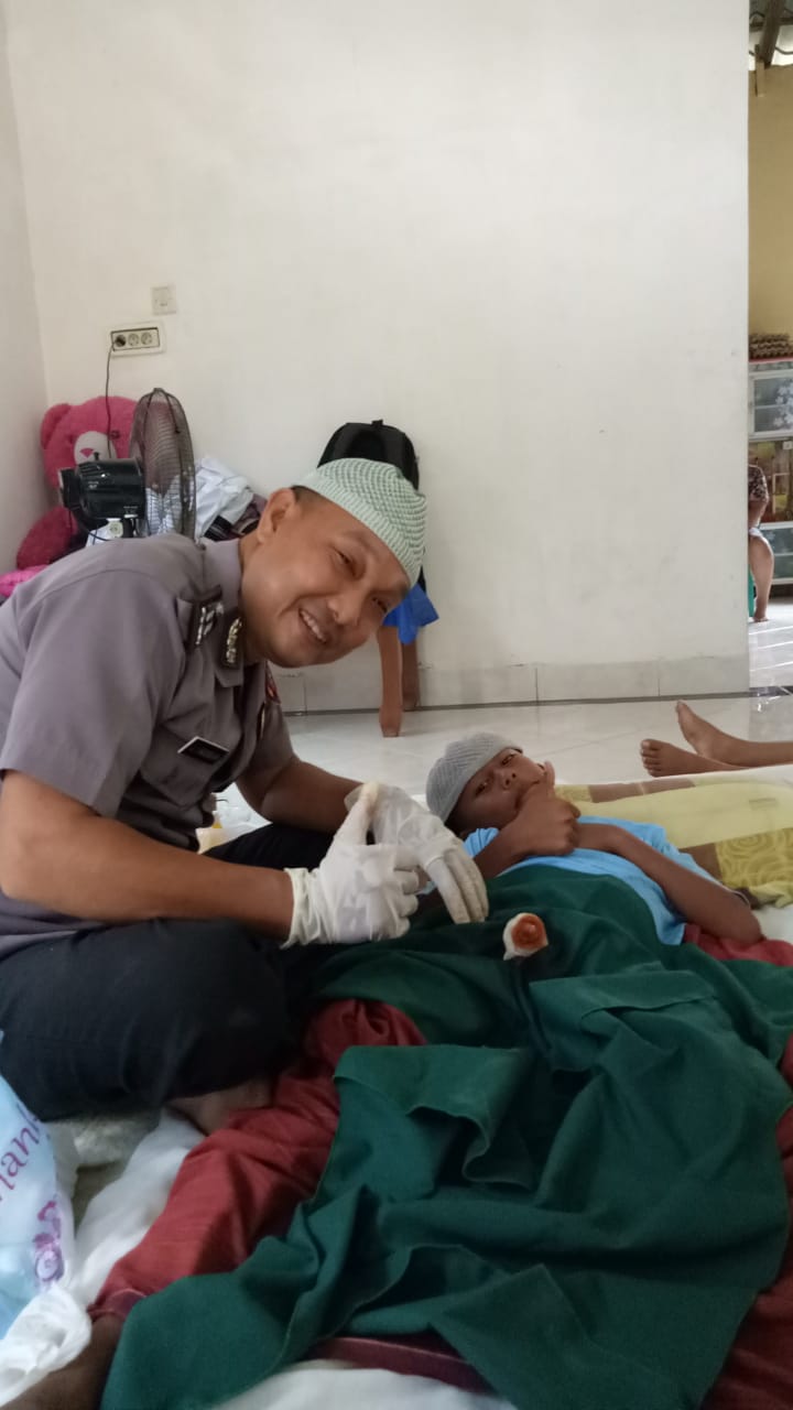 Anggota Polresta Deli Serdang Adakan Sunatan Rasul Secara Gratis