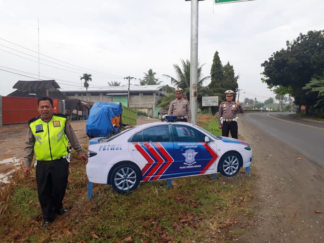 Antisipasi Lakalantas, Polres Sergai Pasang Banner Replika Mobil Dinas Dilokasi Rawan Kecelakaan