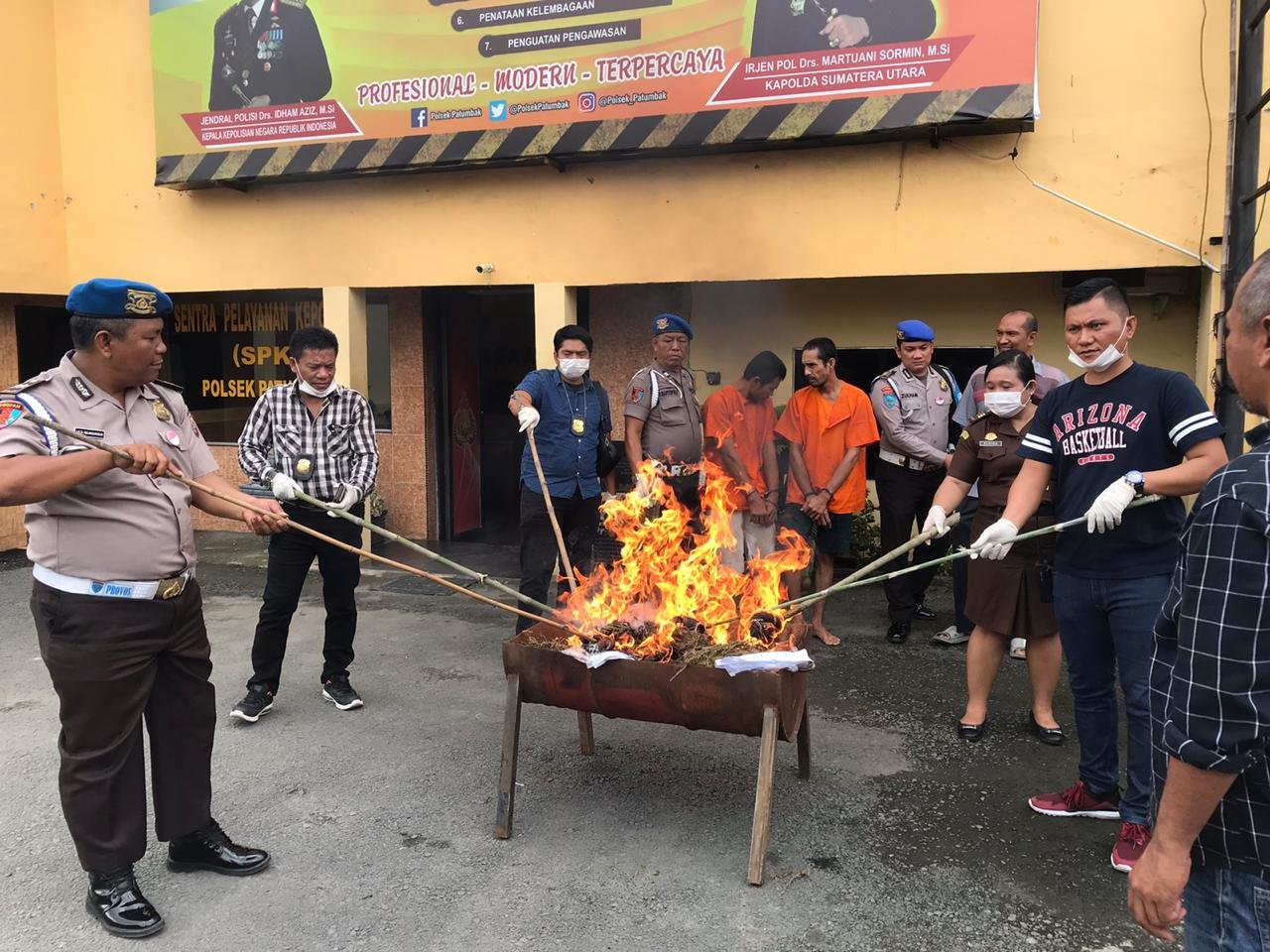 Polsek Patumbak Musnahkan BB 8 Kg Daun Ganja dari 2 Warga Aceh