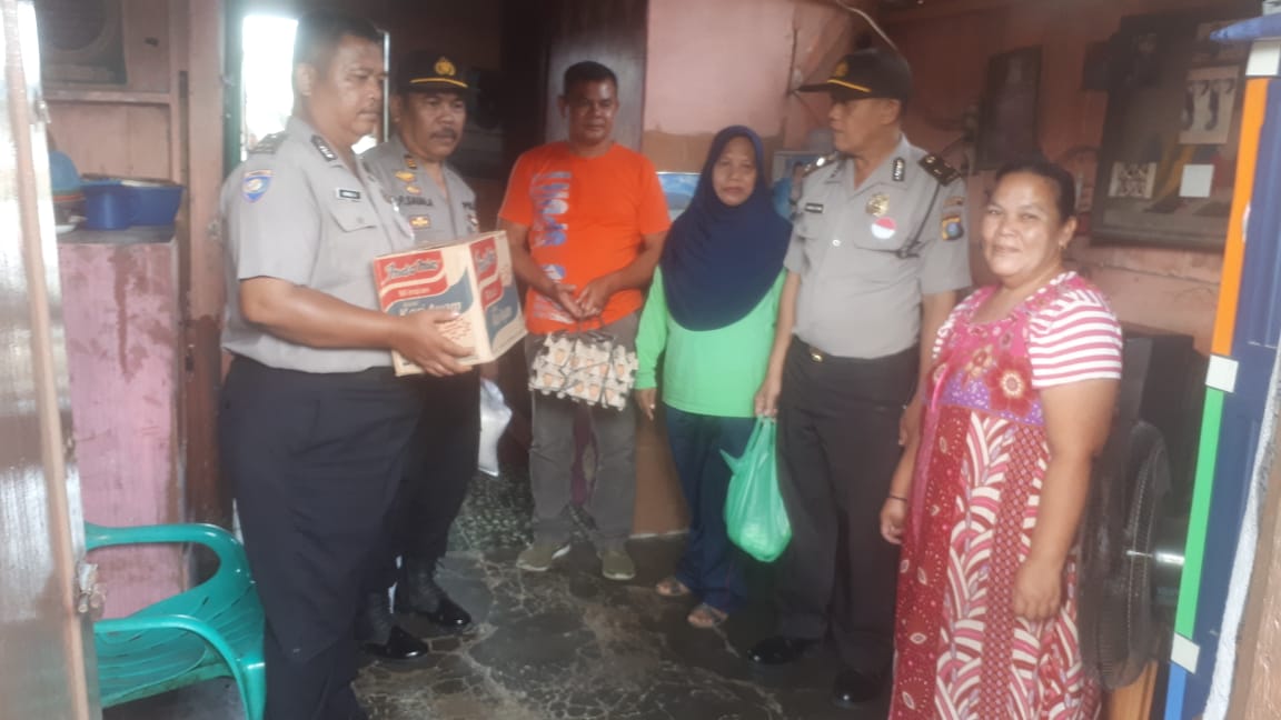 Sambangi Warga di Pinggiran Rel KA, Polsek Medan Timur Berikan Tali Asih
