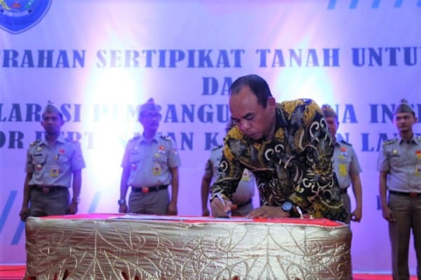 Bupati Labuhanbatu Deklarasi Pembangunan Zona Integritas dan Penyerahan Sertifikat Tanah
