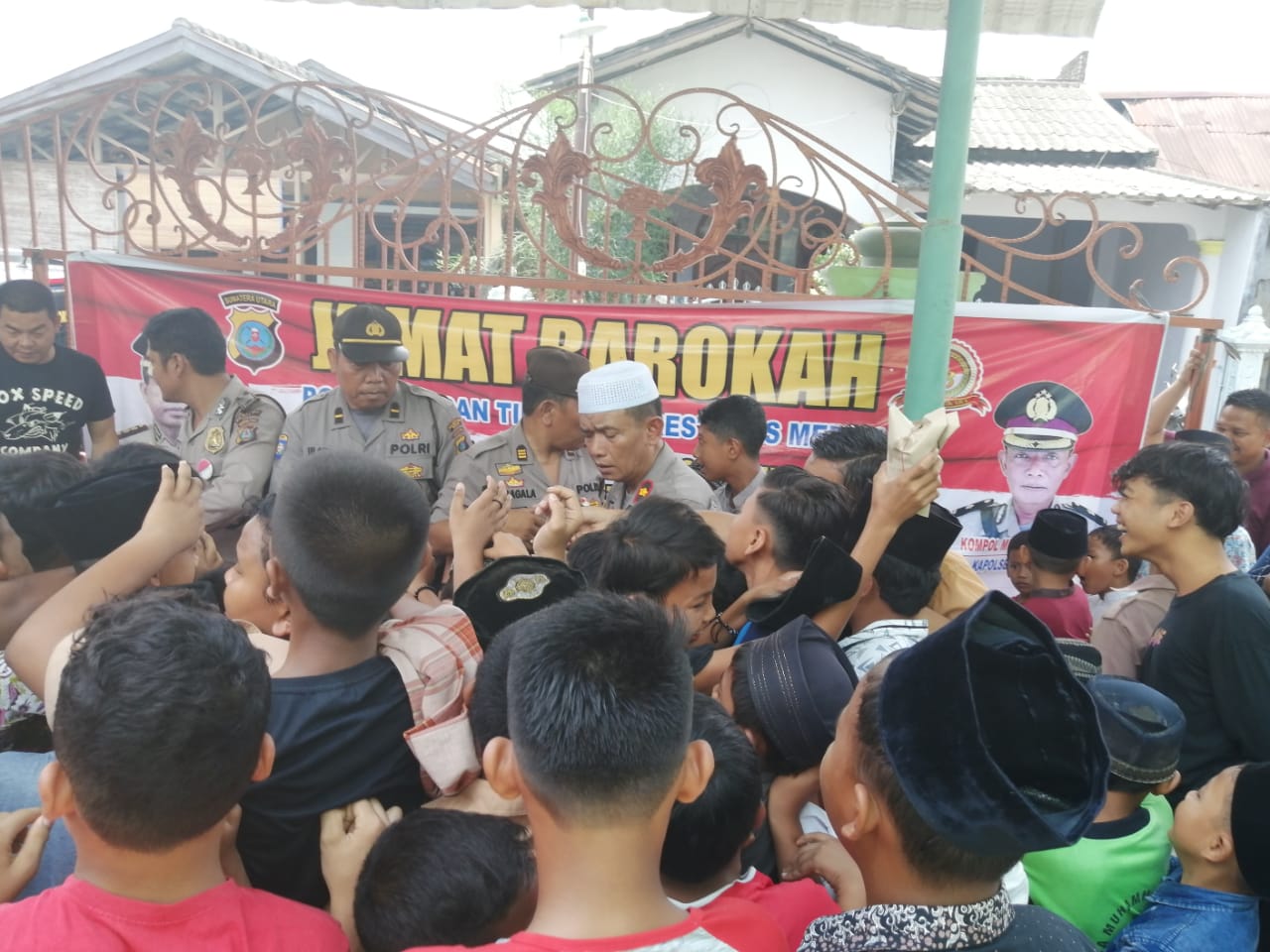 Polsek Medan Timur Berbagi Nasi Bungkus Jumat Barokah