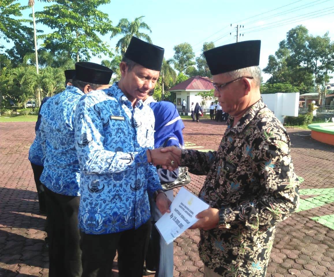 Plh. Sekdakab Labuhanbatu Drs. H. Sarimpunan Ritonga, M.Pd Serahkan Santunan Korpri